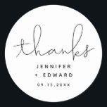 Sticker Rond Mariage minimaliste de script simple<br><div class="desc">Un autocollant moderne de faveur de mariage avec un script écrit à la main qui dit "merci" en noir et blanc. Customisez ce produit en ajoutant les noms du couple et la date de l'événement.</div>