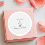 Sticker Rond Mariage minimaliste de typographie écrite à la mai<br><div class="desc">Un design mariage simple minimaliste de typographie manuscrite. Un design unique qui utilise un style mariage calligraphie classique personnel. Un design moderne écrit à la main avec des tons blancs et gris. Un design élégant autocollant de mariage avec des éléments modernes mais traditionnels. Des invitations de mariage et d'autres articles...</div>