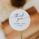 Sticker Rond Mariage minimaliste KAIA<br><div class="desc">Là où simplicité et raffinement se marient à chaque coup, cette collection minimaliste dégage élégance. La police moderne et stylistique orne chaque pièce au charme intemporel, ce qui en fait le choix idéal pour les mariages, les douches nuptiales, les baby showers et toutes les autres occasions où la beauté sobre...</div>