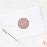 Sticker Rond Mariage Moderne au Monogramme Rose<br><div class="desc">Design minimaliste et moderne.</div>
