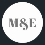 Sticker Rond Mariage moderne Gris et Blanc Gris Gras<br><div class="desc">Des autocollants de mariage modernes avec un design simple avec votre deux monogramme initial avec une esperluette en gros caractères gris gras sur un arrière - plan blanc. Les polices et les couleurs arrière - plans peuvent être changées en n'importe quelle couleur. Ces autocollants de style contemporain font de superbes...</div>