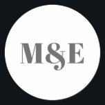 Sticker Rond Mariage moderne Gris et Blanc Gris Gras<br><div class="desc">Des autocollants de mariage modernes avec un design simple avec votre deux monogramme initial avec une esperluette en gros caractères gris gras sur un arrière - plan blanc. Les polices et les couleurs arrière - plans peuvent être changées en n'importe quelle couleur. Ces autocollants de style contemporain font de superbes...</div>