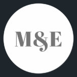 Sticker Rond Mariage moderne Gris et Blanc Gris Gras<br><div class="desc">Des autocollants de mariage modernes avec un design simple avec votre deux monogramme initial avec une esperluette en gros caractères gris gras sur un arrière - plan blanc. Les polices et les couleurs arrière - plans peuvent être changées en n'importe quelle couleur. Ces autocollants de style contemporain font de superbes...</div>