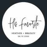Sticker Rond Mariage moderne minimaliste noir et blanc<br><div class="desc">Les autocollants modernes de faveur de mariage avec un design simple avec "Son Favori" dans une élégante typographie de script avec vos noms et date mariage dans une police sans serif minimaliste. Tous les éléments de conception sont en noir et blanc. Un design chic pour n'importe quel style de mariage....</div>