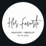 Sticker Rond Mariage moderne minimaliste noir et blanc<br><div class="desc">Des autocollants de faveur de mariage modernes avec un design simple avec "Son Favori" dans une élégante typographie de script avec vos noms et date mariage dans une police sans serif minimaliste. Tous les éléments de conception sont en noir et blanc. Un design chic pour n'importe quel style de mariage....</div>