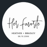 Sticker Rond Mariage moderne minimaliste noir et blanc<br><div class="desc">Des autocollants de faveur de mariage modernes avec un design simple avec "Son Favori" dans une élégante typographie de script avec vos noms et date mariage dans une police sans serif minimaliste. Tous les éléments de conception sont en noir et blanc. Un design chic pour n'importe quel style de mariage....</div>