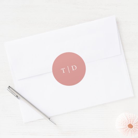 Sticker Rond Mariage Moderne Monogramme Rose Corail Élégant (Enveloppe)