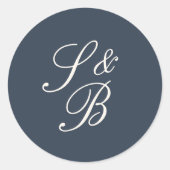 Sticker Rond Mariage Monogramme Classique Navy & Crème à l'Écri (Devant)