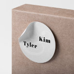 Sticker Rond Mariage monogramme simple moderne<br><div class="desc">Noms de mariée et de marié audacieux moderne simple minimaliste noir et blanc enveloppe mariage ou favoriser étiquette autocollant avec une esperluette.                    Convient pour le style contemporain n'importe quel mariage de saison.</div>