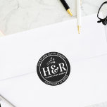 Sticker Rond Mariage noir et blanc Adresse de retour<br><div class="desc">Élever votre correspondance mariage avec notre Mariage Botanique Personnalisé noir et blanc Monogramme Adresse de retour Sticker Rond Classique. Cet autocollant est plus qu'un simple étiquette, c'est un détail élégant qui ajoute une touche de sophistication à vos invitations de mariage et enveloppes. La forme ronde classique, associée au monogramme botanique...</div>
