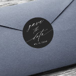 Sticker Rond Mariage noir et blanc élégant Enregistrer la date<br><div class="desc">Noir et blanc style calligraphie mariage enregistrer l'autocollant de date. Pour une personnalisation plus avancée de cette conception,  cliquez sur le BOUTON OUTIL DESIGN BLEU.</div>
