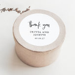 Sticker Rond Mariage noir et blanc moderne<br><div class="desc">Ces autocollants modernes,  simples et élégants de mariage ou de douche nuptiale présentent un design minimaliste en noir et blanc avec un script manuscrit élégant qui dit "merci".</div>