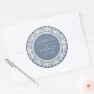 Sticker Rond Mariage Old Money Dusty Blue Dentelle Blanche Mer