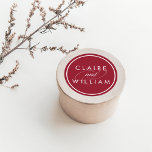 Sticker Rond Mariage personnalisé Cranberry Red<br><div class="desc">Nos autocollants de mariage personnalisés en rouge de canneberge riche sont une touche de finition parfaite à vos invitations, faveurs et cartes de remerciement. Le design présente les noms du couple en lettres blanches croustillantes sur un arrière - plan rouge de vacances avec "et" dans le script de calligraphie décorative....</div>