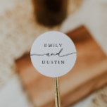 Sticker Rond Mariage personnalisé de script moderne<br><div class="desc">Il s'agit d'un autocollant moderne et élégant, doté d'une belle police de calligraphie et d'un design minimaliste. Modifiez la plupart* des libellés et toutes les couleurs. // Pour les articles correspondants, visitez la collection "ALICE" dans le magasin Sincerely By Nicole Zazzle. * Si vous aimez ce design mais ne le...</div>