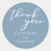 Sticker Rond Mariage personnalisé Dusty Blue White Script (Devant)