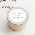 Sticker Rond Mariage personnalisé Elegant Or moderne<br><div class="desc">Scellez vos enveloppes d'invitation ou vos faveurs avec nos élégants autocollants de mariage. Les autocollants de mariage personnalisés présentent vos noms dans un script de calligraphie or avec un arrière - plan blanc. Le design est coordonné avec notre collection Modern Elegance mariage.</div>