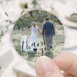 Sticker Rond Mariage Photo & Elegant Black Script Merci<br><div class="desc">Ajoutez une touche personnalisée élégante aux cartes de remerciement mariages et aux faveurs de la réception avec ces stickers photo-ronds personnalisés / scellés d'enveloppe. Photo, nom du couple, date et coeur sont tous simples à customiser. (CONSEIL EN MATIÈRE DE PLACEMENT D'IMAGE : Une façon simple de centrer une photo exactement...</div>