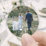 Sticker Rond Mariage Photo & Elegant Merci de script blanc<br><div class="desc">Ajoutez une touche personnalisée élégante aux cartes de remerciement mariages et aux faveurs de la réception avec ces stickers photo-ronds personnalisés / scellés d'enveloppe. Photo, nom du couple, date et coeur sont tous simples à customiser. (CONSEIL EN MATIÈRE DE PLACEMENT D'IMAGE : Une façon simple de centrer une photo exactement...</div>