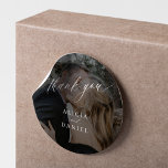 Sticker Rond Mariage photo moderne merci pour<br><div class="desc">Elégant simple minimaliste photo défraîchi noir overlay mariage faveur Merci sticker avec un élégant élégant script de calligraphie chic et élégant.                               Facile à personnaliser avec les noms et l'image de votre couple !</div>