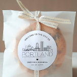 Sticker Rond Mariage Portland | Bienvenue Favoriser<br><div class="desc">Améliorez vos forfaits d'accueil mariages ou vos faveurs événementielles avec un ensemble personnalisé d'autocollants d'accueil ! Ces autocollants élégants et minimes sont conçus pour un mariage qui se déroule dans la belle ville de Portland, Oregon. Elles disposent d'une ligne d'horizon moderne et décorée du nom de la ville intégrée en...</div>