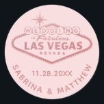 Sticker Rond Mariage Rose de Las Vegas Fête des mariées rose or<br><div class="desc">Préférez l'autocollant ou le sceau d'enveloppe avec le "Welcome to Fabulous Las Vegas" Connectez-vous en papier rose or rose faux parfait pour une douche nuptiale pour un mariage qui sera à Vegas. Cliquez sur PERSONNALISER ULTÉRIEUR pour modifier la couleur,  la police et la couleur du texte arrière - plan.</div>