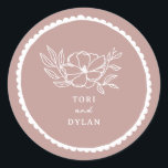 Sticker Rond Mariage rose floral<br><div class="desc">Illustration de fleur d'art en ligne blanche avec texte blanc et bordure en échalotes dessinée à la main sur arrière - plan rose.</div>