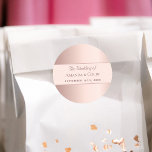 Sticker Rond Mariage rose or or merci élégant moderne<br><div class="desc">Un arrière - plan rose en or. Avec le texte : Le Mariage de,  vos noms et la date du mariage. Texte en or rose foncé. Parfait pour les faveurs de mariage ou enveloppes sceaux.</div>