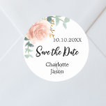 Sticker Rond mariage rose or rose floral enregistrer la date<br><div class="desc">Un autocollant Enregistrer la date pour votre mariage. Une arrière - plan blanche design. Décoré d'or rose vert couleur eau et de fleurs roses rousses,  rose,  eucalyptus feuille,  sprigs,  verdure,  feuilles faux or. Personnalisez et ajoutez la date du mariage et vos noms.</div>