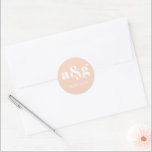 Sticker Rond Mariage rose pêche monogramme simple et élégant<br><div class="desc">Autocollant simple et élégant monogramme mariage rose pêche. Il affiche votre initiale et la date de votre mariage en blanc sur arrière - plan rose pêche. Il coordonne avec notre collection mariage "Coral peach pink poppies".</div>