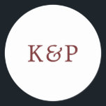 Sticker Rond Mariage simple de monogramme en Bourgogne et blanc<br><div class="desc">Simples autocollants de mariage avec votre deux monogramme initial dans une police serif bordeaux sur un arrière - plan blanc. Les couleurs de l'arrière - plan et de la police peuvent être changées en n'importe quelle couleur que vous souhaitez. Un design simple et sobre qui se révèle tout de même...</div>