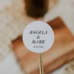 Sticker Rond Mariage simple minimaliste noir et blanc<br><div class="desc">Sticker rond minimaliste simple Mariage noir et blanc classique. autocollant mariage favoriser autocollant. Mariage favorise merci autocollants. Objets correspondants disponibles sur notre collection "Mariage minimaliste élégant" comme montré ci-dessous. Merci!</div>