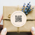 Sticker Rond Mariage site crème QR détails information rsvp<br><div class="desc">Ajoutez votre URL pour votre site mariage. Pour plus d'informations,  détails,  rsvp en ligne. Arrière - plan beige crème.</div>