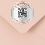 Sticker Rond Mariage site web QR code détails rsvp argent rose<br><div class="desc">Ajoutez votre URL pour votre site mariage. Pour plus d'informations,  détails,  rsvp en ligne. Un arrière - plan à l'aspect faux argenté,  décoré de confettis d'or rose.</div>