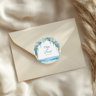 Sticker Rond Mariage sur la plage avec arche florale bleue bohè