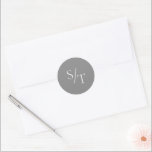 Sticker Rond Mariage traditionnel gris élégant<br><div class="desc">Autocollant mariage de style traditionnel avec un design simple mais élégant avec votre deux monogramme initial dans une grande police serif.</div>