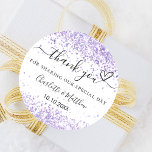 Sticker Rond Mariage violet blanc lavande merci<br><div class="desc">Un élégant arrière - plan blanc aux confettis violets. Personnalisez et ajoutez vos noms et votre date de mariage. Avec le texte : Merci de partager notre journée spéciale.</div>