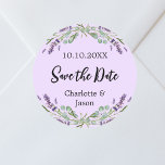 Sticker Rond Mariage violet de lavande Enregistrer la date<br><div class="desc">Arrière - plan violet décoré de fleurs de lavande et de verdure d'eucalyptus. Personnalisez et ajoutez vos noms et votre date de mariage.</div>