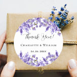 Sticker Rond Mariage violet de lavande merci<br><div class="desc">Un élégant arrière - plan blanc décoré de fleurs de lavande aquarellées. Personnalisez et ajoutez vos noms et votre date de mariage. Avec le texte : Merci !</div>