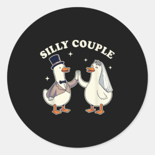 Sticker Rond Mariée et marié en folle oie enterrement de vie de