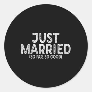Sticker Rond Mariés à peine, tout va bien, jeune mariée et mari