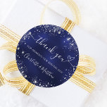 Sticker Rond Marine bleu argent coeur parties scintillant merci<br><div class="desc">Arrière - plan bleu marine classique,  la couleur bleue est inégale. Décoré avec une parties scintillant en faux argent,  des étincelles et un coeur. Personnalisez et ajoutez vos noms. Avec le texte : Merci de partager notre journée spéciale.</div>