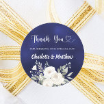 Sticker Rond Marine bleu bleu florale coeur merci mariage<br><div class="desc">Un arrière - plan bleu marine,  de couleur inégale. Décoré de fleurs blanches,  de roses et d'un coeur. Personnalisez et ajoutez vos noms. Avec le texte : Merci de partager notre journée spéciale.</div>