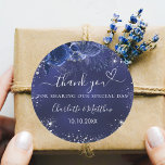 Sticker Rond Marine bleu fleurs argent mariage merci<br><div class="desc">Un arrière - plan bleu marine décoré de fleurs bleues et de faux éclats d'argent. La couleur bleue est inégale. Personnalisez et ajoutez vos noms et votre date de mariage. Avec le texte : Merci de partager notre journée spéciale.</div>