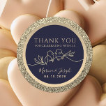 Sticker Rond Marine Blue et Gold Wedding Favor<br><div class="desc">Ajoutez une touche de romantisme à vos faveurs de mariage avec nos stickers de remerciement modernes et élégants. Dotés d'or de parties scintillant chic et de bleu marine, ces autocollants présentent un couple d'inséparables magnifiquement dessinés, capturant parfaitement l'essence de l'amour. Idéal pour exprimer votre gratitude, ils élèveront vos faveurs avec...</div>