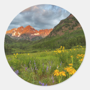 Sticker Rond Maroon Bells se reflètent dans le lac Maroon calme