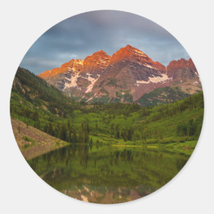 Sticker Rond Maroon Bells se reflètent dans le lac Maroon calme