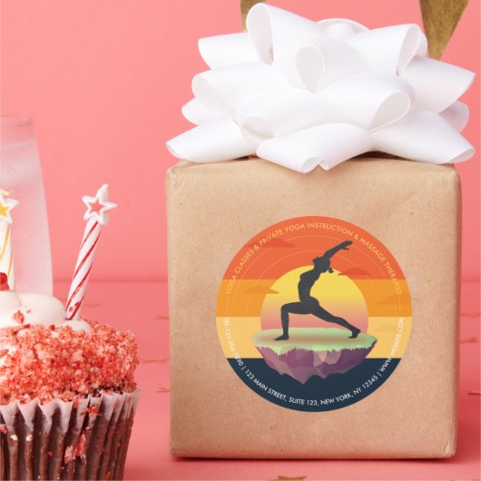 Sticker Rond Méditation de l'instructeur de yoga Pose Sun Flyin (Fête)