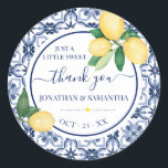 Sticker Rond Mediterranean Lemons Bridal Shower Thank You<br><div class="desc">Ajouter un libellé à la conception. Pour des modifications supplémentaires (couleur de police, style de police, supprimer ou déplacer des éléments, changer d'autre libellé), cliquez sur personnaliser, faites défiler vers le bas et cliquez sur le lien "cliquer pour customiser plus loin". ** Veuillez consulter la collection complète pour l'invitation correspondante,...</div>