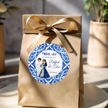 Sticker Rond Mehndi Sangeet mariage indien mignon faveurs<br><div class="desc">Bleu et blanc mignon couple nuptiale caricature mariage indien faveurs customisées les stickers de faveur mehndi et sangeet faveurs personnalisées imprimé de faveur autocollants</div>